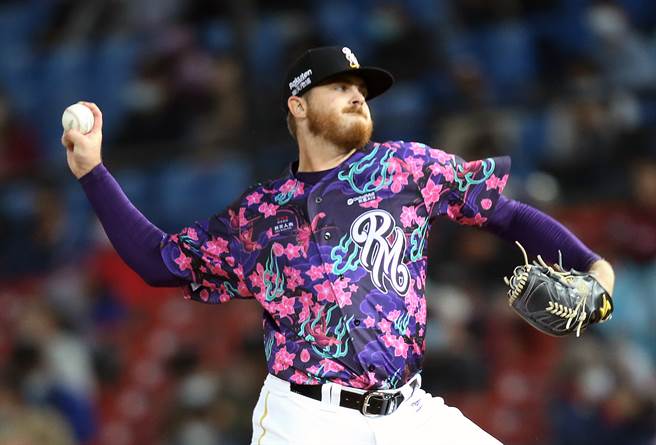 中华职棒乐天桃猿23日出战统一狮，乐天桃猿洋将狂威担任先发投手。（范扬光摄）