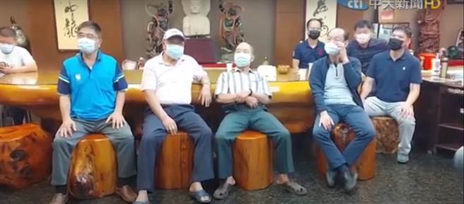 有不少顏宽恒的支持者今天前往他的服务处关心陈柏惟罢免案的开票结果，当大家看到罢免同意票数突破门槛时，都感到十分兴奋。(图 翻摄自中天新闻画面)