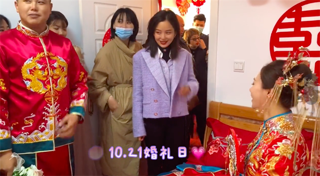 辛芷蕾近日參加親弟弟婚禮，刻意低調打扮，不搶新人風采。(取自微博)