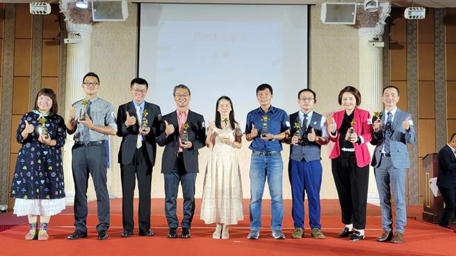 台南市110年度SUPER教师奖颁奖，今年共9位教师获台南市首奖。(台南市教育产业工会提供／曹婷婷台南传真)