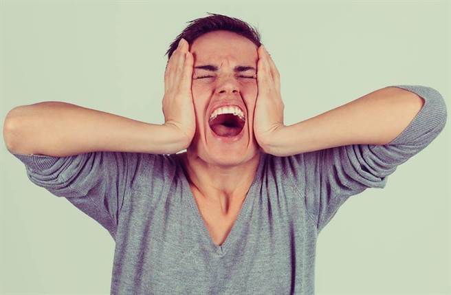 一名网友控诉检举达人浮滥检举，他为闪路旁临停车开门，瞬间跨越中线，竟然就被检举。（示意图，达志影像/shutterstock）
