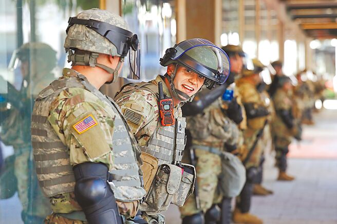 拜登考虑动用国民警卫队显示目前供应链受阻的严重性。图／美联社