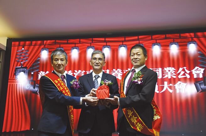 彰化县汽车保养商业同业公会第十七届新旧任理事长交接仪式暨会员代表大会，由15、16届理事长蔡西镀将印信于17届新任理事长卓贤禄由中华民国汽保全联会理事长蔡见喜监交。图╱严强国