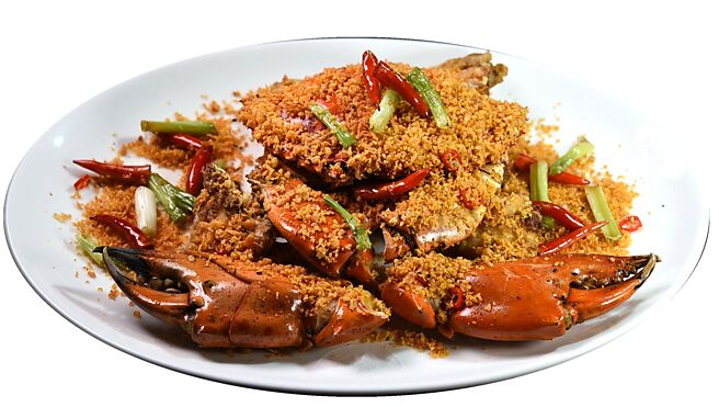 主厨以虾取代螃蟹推出〈粤式避风塘炒虾〉，让客人吃到饱。图／姚舜