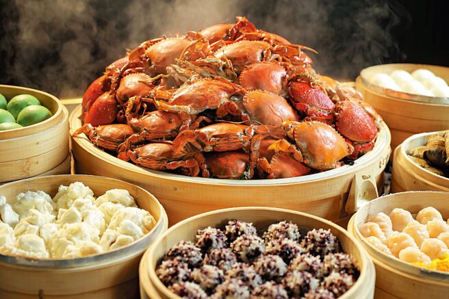 本季「中点蒸笼」餐台上堆着如小山般的汉方酒蒸鲜蟹，让客人吃到饱。图／台北晶华酒店