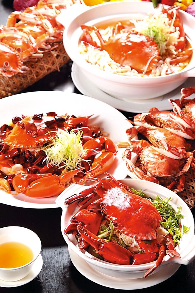 厨艺团队运用多种方式烹调料理虾蟹，打破Buffet餐厅虾蟹多数只有清蒸与水煮惯例。图／台北晶华酒店