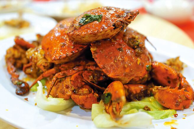 〈台式沙茶蟹〉是传统台式让人吮指的下酒菜。图／台北晶华酒店