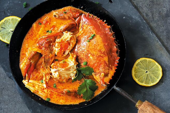 〈泰式黄金咖哩蟹〉入口辛香四溢、辣度圆润。图／台北晶华酒店