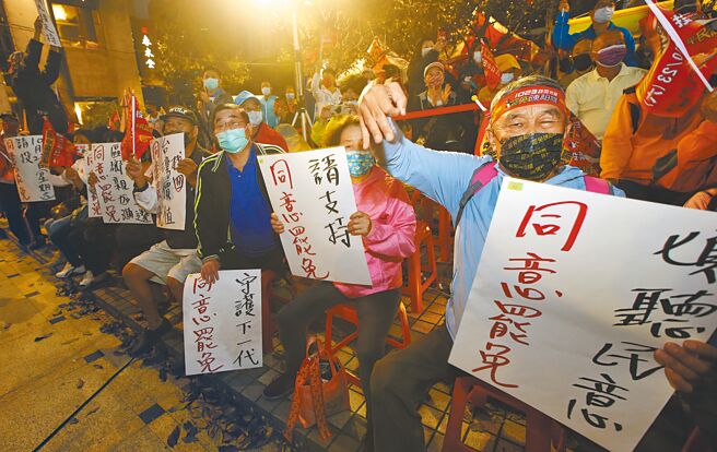罢免陈柏惟欢送3Q之夜，22日晚在龙井科比意小广场举行，民眾手持罢免标语，希望罢免不适任立委。（黄国峰摄）