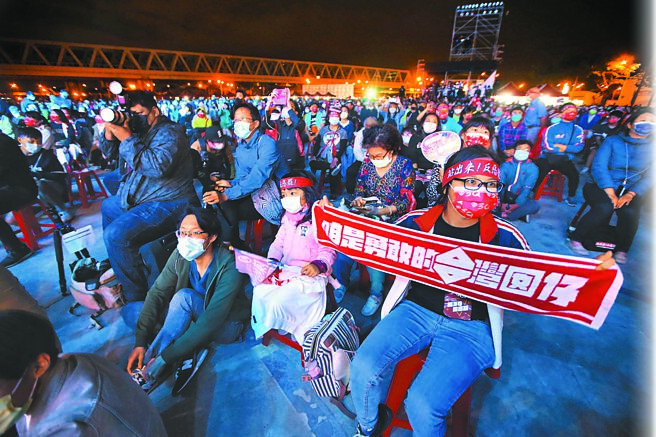台湾基进党立委陈柏惟22日晚间举行「台湾民主转骨汤」音乐会，反对罢免的支持者绑头带、拉布条来力挺。（黄国峰摄）