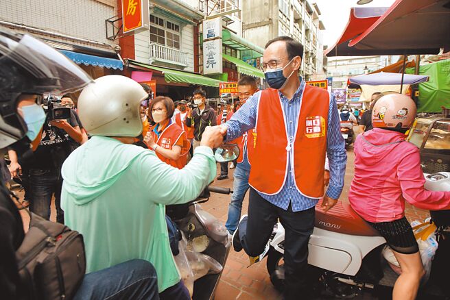 國民黨主席朱立倫昨日上午到霧峰市場，與刪Q團體一起拜託大家投下罷免同意票，經過一處機車時，一腳跨了過去。（黃國峰攝）