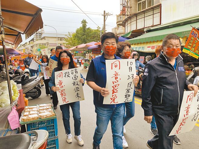 國民黨台中市議會黨團議員22日到烏日區明道花園城市場，呼籲選民投下同意罷免票。（林欣儀攝）