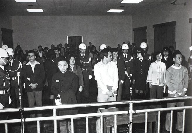 线民案引起全民对美丽岛事件的关注，图为1980年警备总部军事法庭在台北军法处举行合议庭，公开审理美丽岛事件。(本报资料照片)