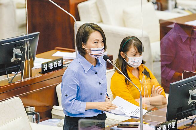 图为台北市议员简舒培（前）20日在市议会要求柯文哲，逐句讲出蔡英文4个坚持，引起争议。（本报资料照片）