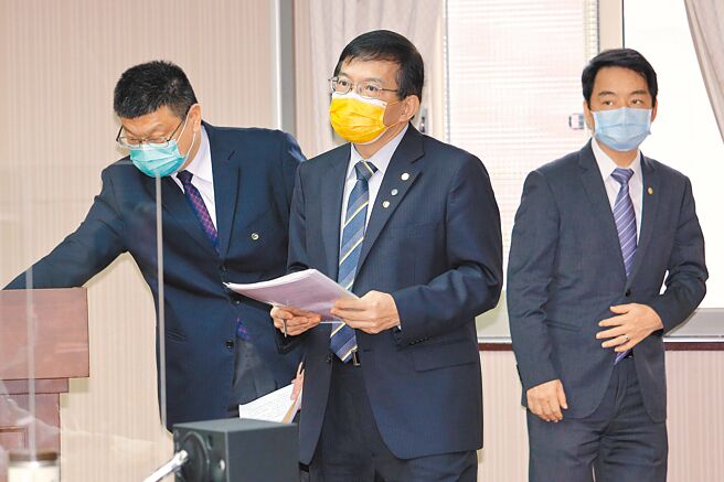 交通部长王国材（中）表示，基隆捷运「第一阶段先做南港到八堵，看民眾反应如何，再来谈要不要做八堵到基隆段」。图为王国材赴立法院进行专案报告并备询。（本报资料照片）