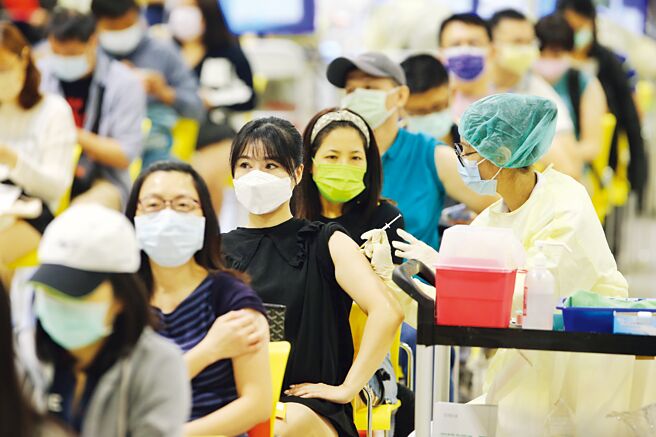 疫苗及新藥是對抗新冠病毒兩大利器。圖為台北市花博公園大型接種站22日施打量能全開。（杜宜諳攝）