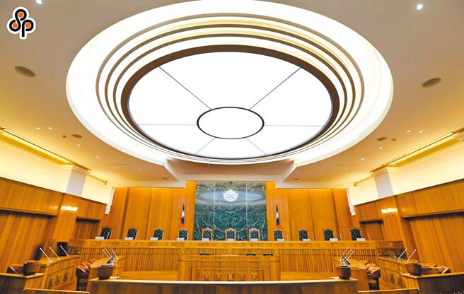 前年台中市发生女童遭郭姓保母施虐案，林姓男子到现场抗议，并手执砖块作势欲丢向员警，最高院，依公然聚眾施强暴胁迫而下手实施罪判刑6月，可易科罚金定谳。(本报资料照片)