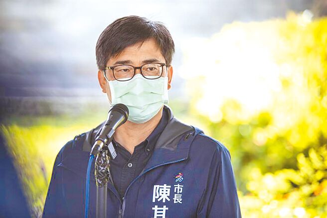 高雄巿城中城本月14日发生大火，高雄巿长陈其迈连日神情憔悴善后，还要面对政治攻防。（袁庭尧摄）