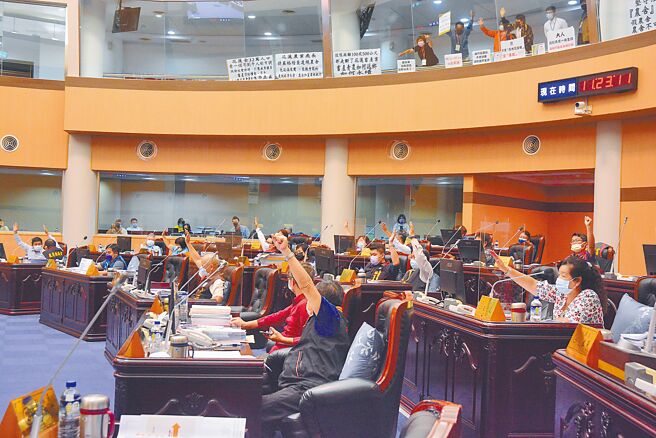 花莲新设畜牧场条例经议员表决后拍板定案，反对团体与支持畜牧业团体，都到旁听席拉抗议布条表达意见。（王志伟摄）