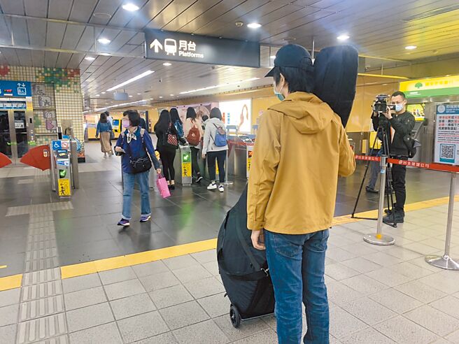 台北捷运营运25年来，始终未开放交响乐器低音大提琴上车，让不少乐手直呼超困扰。（黄婉婷摄）