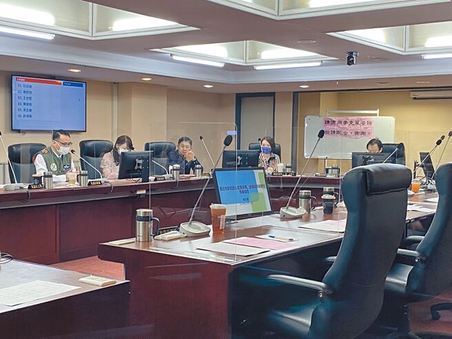 北市警政卫生委员会日前要求副市长蔡炳坤和黄珊珊赴委员会做专案报告，岂料，北市府却以「体制问题」为由缺席，让议员无法接受，委员会也决议，2位副市长没到议会说明前，暂搁停审卫生局明年度预算。（游念育摄）