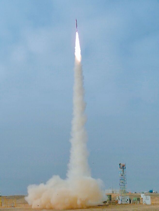 美国国防部21日表示，美军进行远程超高音速飞弹试射，因搭载超高音速武器的助推火箭故障导致测试失败。图为2013年11月20日，以美进行导弹拦截试验。（新华社）