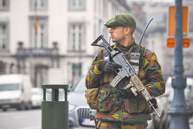 在欧盟内部，以德国为首的5个成员国也提出新倡议，拟建立一支全欧的快速反应部队，应对未来的军事危机。图为比利时军人在首都布鲁塞尔的美国大使馆外巡逻。（新华社）