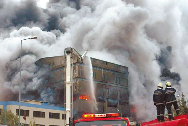 美國國家情報總監辦公室發布報告稱，日益嚴重的極端天氣，將使美國國家安全利益面臨的風險加劇。圖為土耳其伊斯坦堡一家化學品廠發生大火。（新華社）