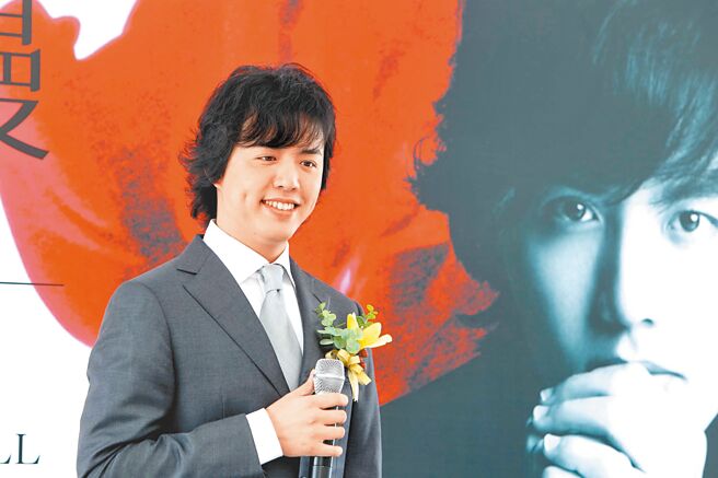 李云迪涉嫌嫖妓被捕后，大陆有关协会纷纷将其除名，几可断言，其演奏生涯到此为止。图为他先前公开活动照。（中新社）