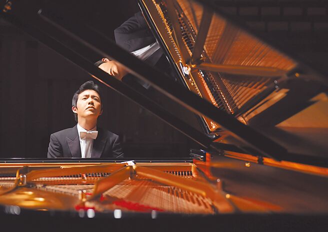 中国音乐家协会发表声明称李云迪的行为产生极恶劣的社会影响，决定取消其会员资格。图为李云迪2016年于北京国家大剧院举行《萧邦传奇》钢琴独奏会。（新华社）