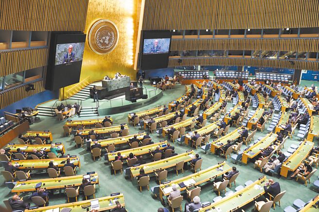 今年是我国退出联合国50周年，大陆将于25日举行恢復联合国席位纪念会议，大陆国家主席习近平将发表谈话。图为今年9月第76届联合国大会一般性辩论开幕。（新华社）