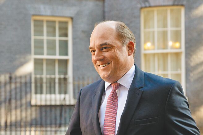 英国国防大臣华勒斯21日警告北京，侵扰台湾防空识别区很危险，有可能引爆军事衝突。（新华社）