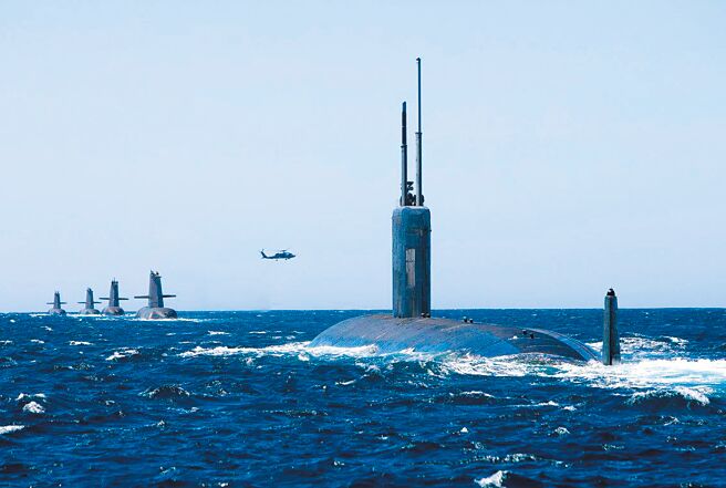 据传22日上午10时许在黄岩岛北面疑似发现一艘上浮状态型号不明的美军核潜舰。这是不久前康乃迪克号海狼级核潜艇在南海发生撞击事件后，又一艘美国核潜艇无故上浮事件。图为美军洛杉矶级核动力攻击潜舰「圣塔菲号」资料照。（摘自澳洲皇家海军脸书）