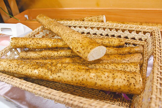 瑞芳地区农会山药产销班班长叶俊郎指出，山药选购不一定挑大，挑切口纤维细腻的口感较Q。（陈慰慈摄）