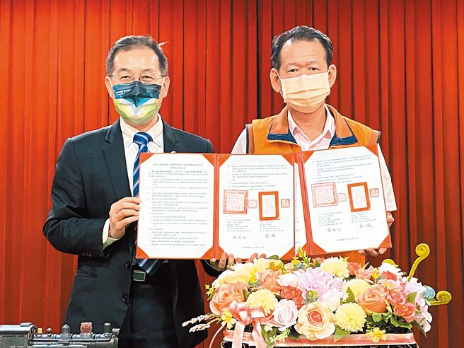台铁副局长冯辉升（左）代表台铁与民雄农工校长锺顺水签订「产学合作」。（廖素慧摄）