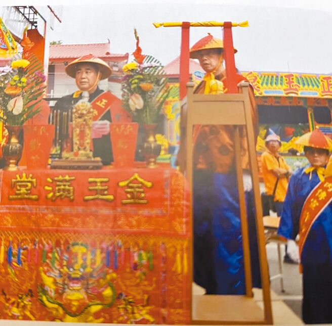 台南市西港庆安宫内班成员许语宸（右）协助庆安宫香科正案王李子峯进行点舱仪式。（许语宸提供／刘秀芬台南传真）