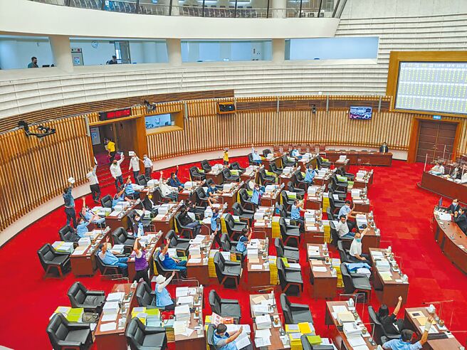 高雄巿议会国民党团以人数优势，表决通过731气爆善款收支运用调查结果报告，民进党团为表示不满，集体退席抗议。（曹明正摄）