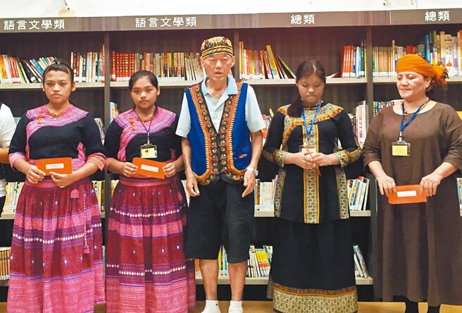 长期协助原乡学童求学的康锦辉（中），是原民学童眼中的圣诞老公公。（本报资料照片）