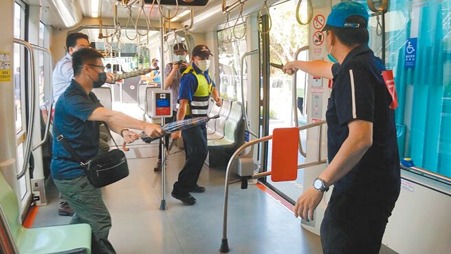交通局昨在轻轨鼓山站初勘，并以「随机杀人」状况演练，考验站务人员及司机员的应变机制。（高市交通局提供／石秀华高雄传真）