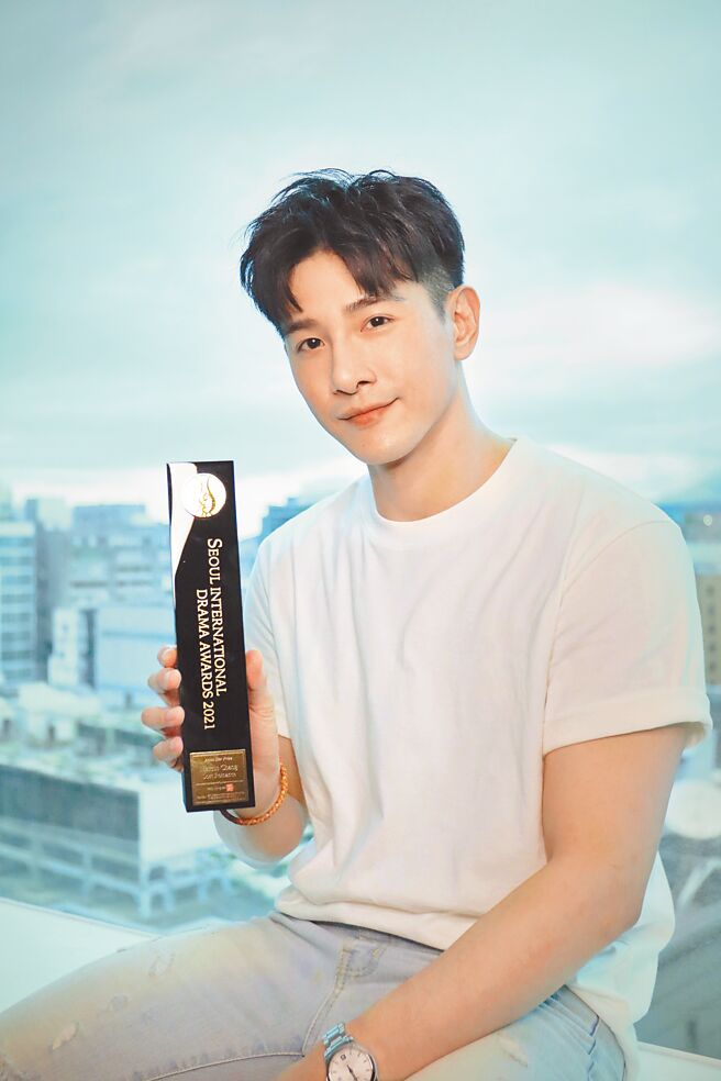 張立昂開心拿到獎座。（群星瑞智提供）