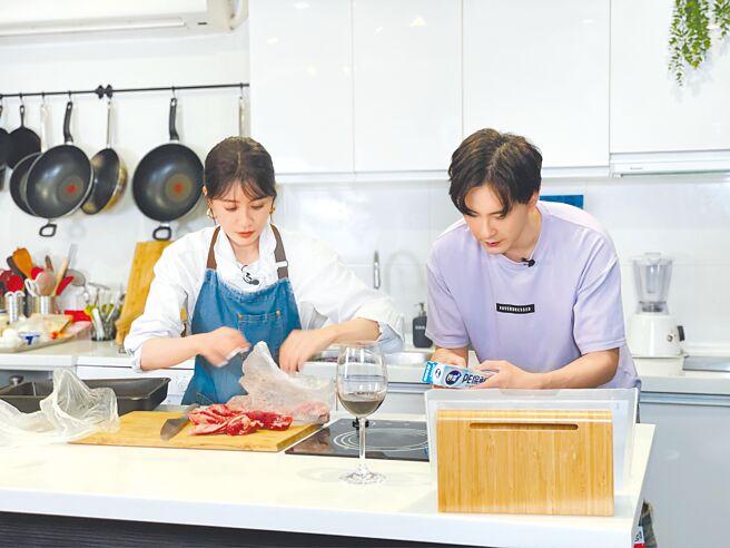 贾静雯上郑元畅的YT节目。（M.I.E.最大国际娱乐提供）饮酒过量有害健康