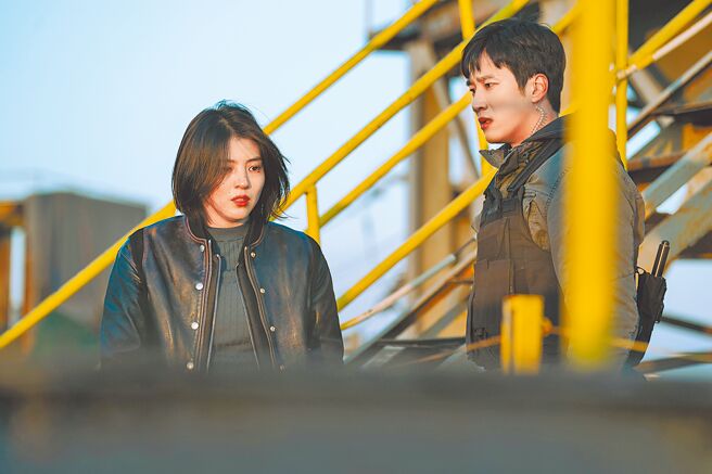 韓韶禧（左）和安普賢在《以吾之名》裡飾演警察搭檔，辦案過程中萌生情愫。（Netflix提供）
