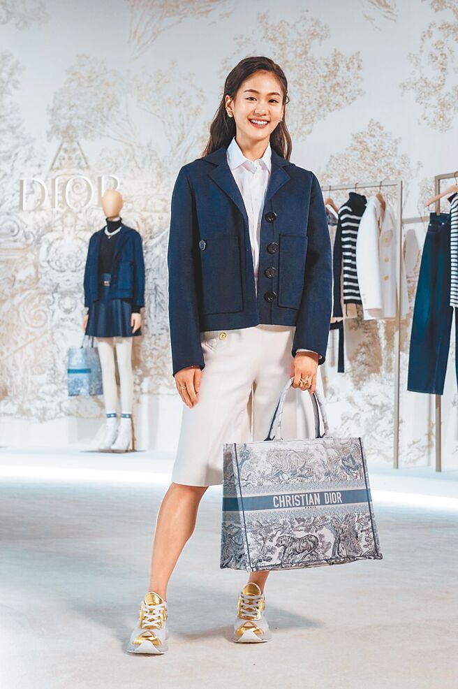 文姿云以DIOR海军蓝外套搭配白色衬衫、同色系五分裤出席预览会。（DIOR提供）