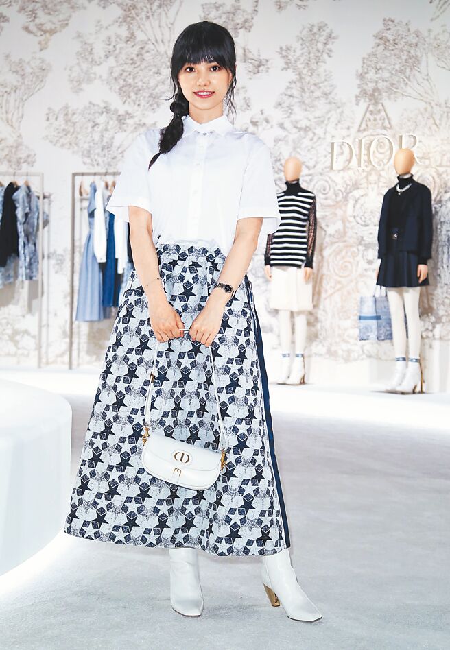 黑嘉嘉自曝，自己买包主要看能否放得下雨伞。（陈俊吉摄）