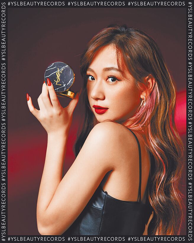 吴卓源参与YSL为爱高调线上演唱，她最爱2500元的大理石精华气垫水粉饼。（YSL提供）