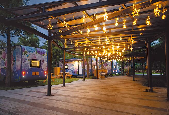 宜兰绿舞观光饭店扩大游客活动区域，新购入6台露营车，打造阖家亲近大自然的露营活动及烤肉区。（宜兰绿舞观光饭店提供）