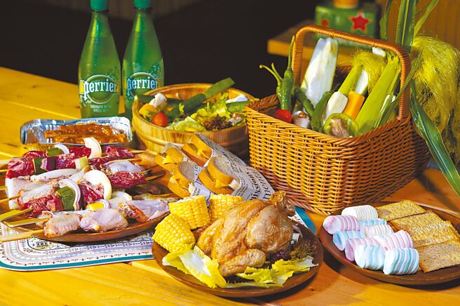 主厨悉心献上10多款食材料理，让宾客享用丰盛的星空烤肉大餐。（何书青摄）