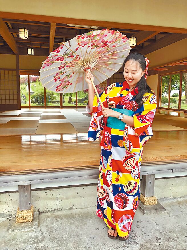 宜兰绿舞观光饭店的浴衣体验，让大小宾客都能穿着浴衣，在日式庭园内感受偽出国的假期。（何书青摄）