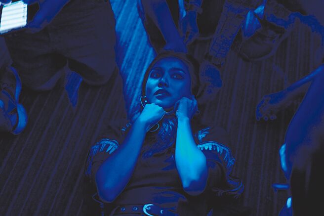 泰國性感女神肯娜苒翁卡鍾凱飾演的驅魔師遭困輪迴殺人案。（可樂電影提供）