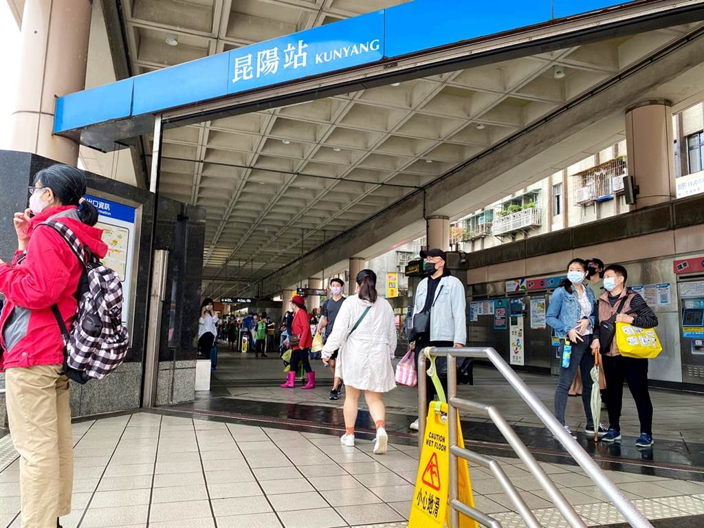 台湾中午发生规模6.5强震，在台湾攻读博士后研究的外国学生在网路上报平安，余悸犹存表示双腿还在发抖。图为地震后台北捷运停驶。（图／中央社）(photo:ChinaTimes)